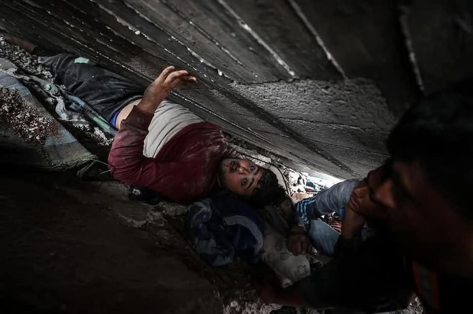 Photojournalist documents Palestinian youth trapped under Gaza rubble