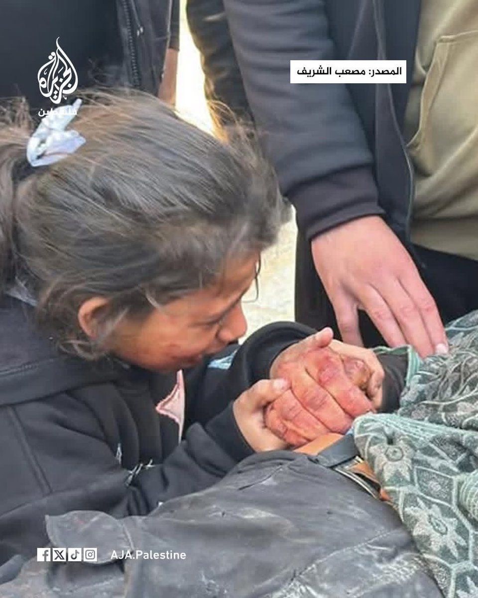 Palestinian girl kisses martyred father killed by Israeli forces in Gaza