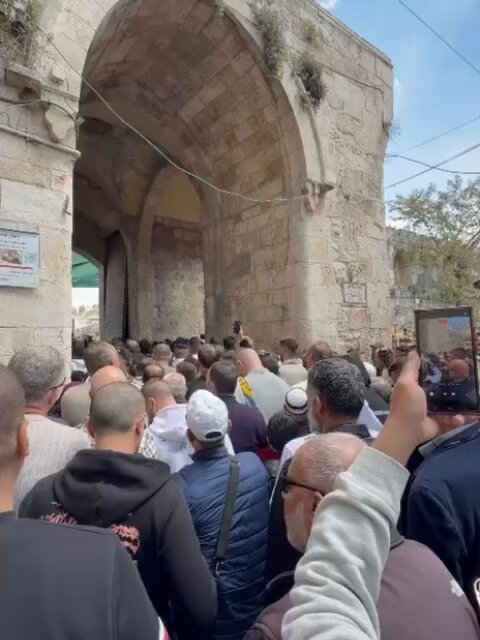 100,000 Palestinians pray at Al-Aqsa after 5-week closure