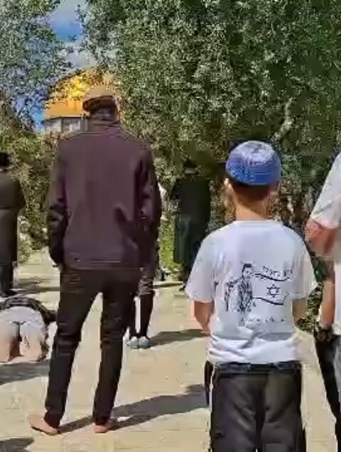 Israeli settlers raise flag and pray at Al-Aqsa Mosque courtyards