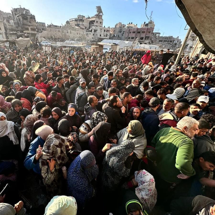 Thousands of citizens gather at bakeries in Gaza for bread