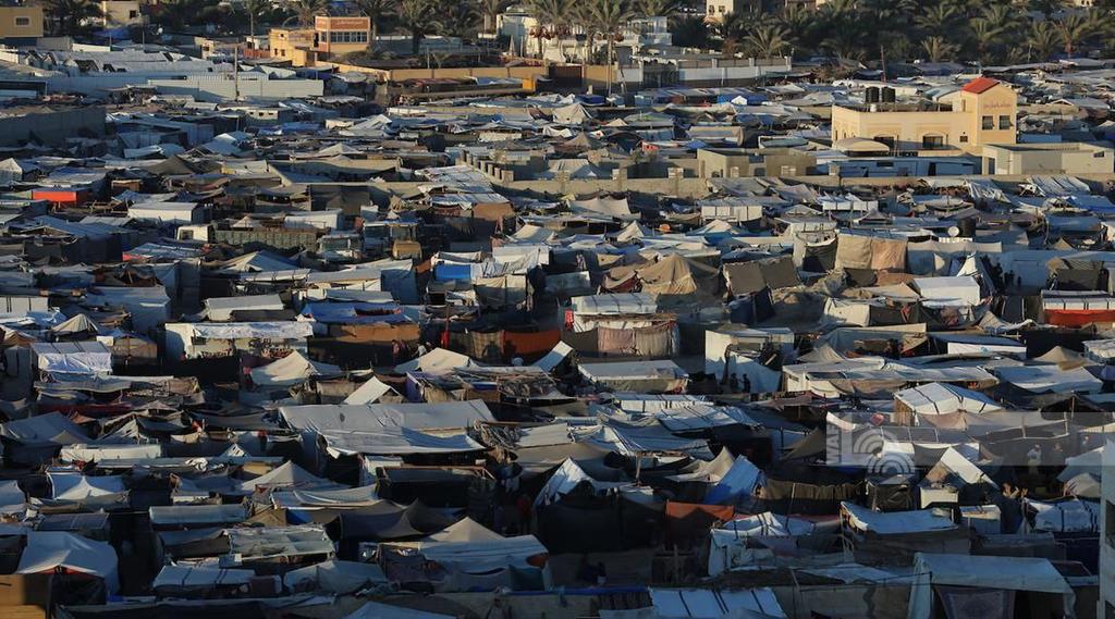 Displaced Tents Overcrowded on Gaza Beach Amid High Temperatures