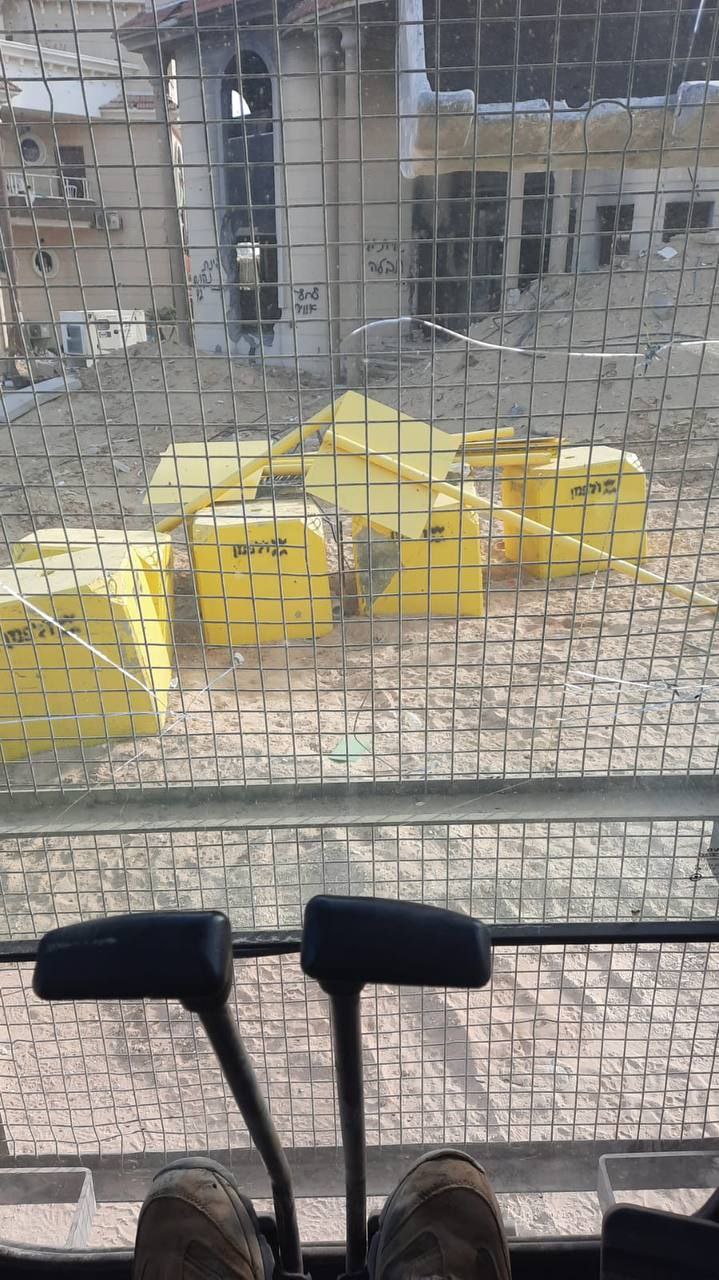 Israeli army places yellow line stones marking temporary Gaza borders