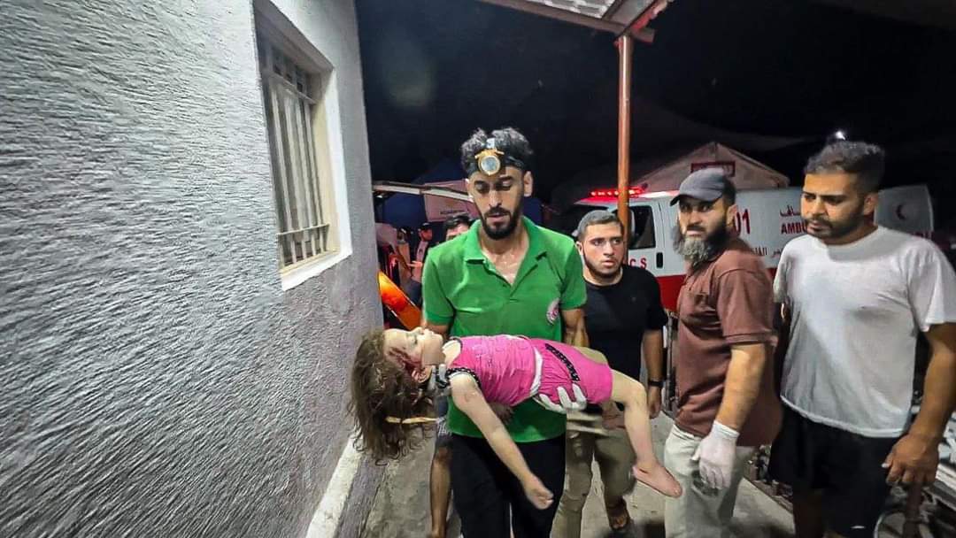 Rescue crews retrieve martyrs from Gaza residential apartment strike