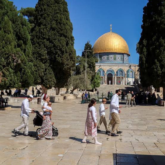 Israeli authorities ban Muslims from Al Aqsa Mosque
