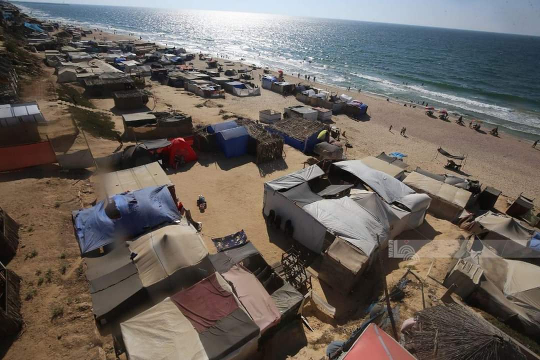 Citizens camp on Khan Younis beach due to evacuation shortage