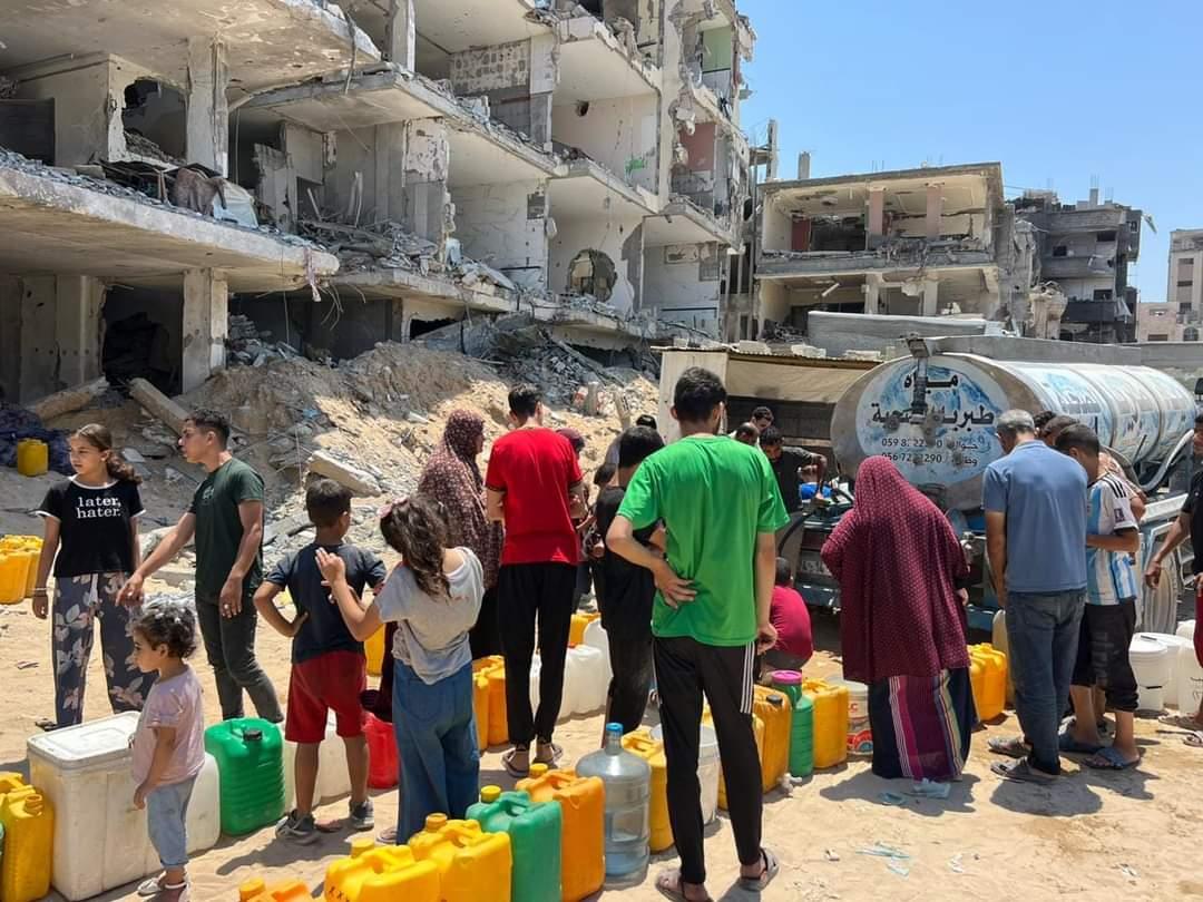 Daily water queue for displaced people in Gaza