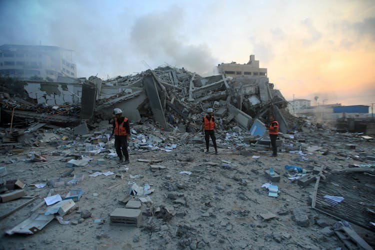 Israeli forces kill 32 Palestinians in Gaza massacres