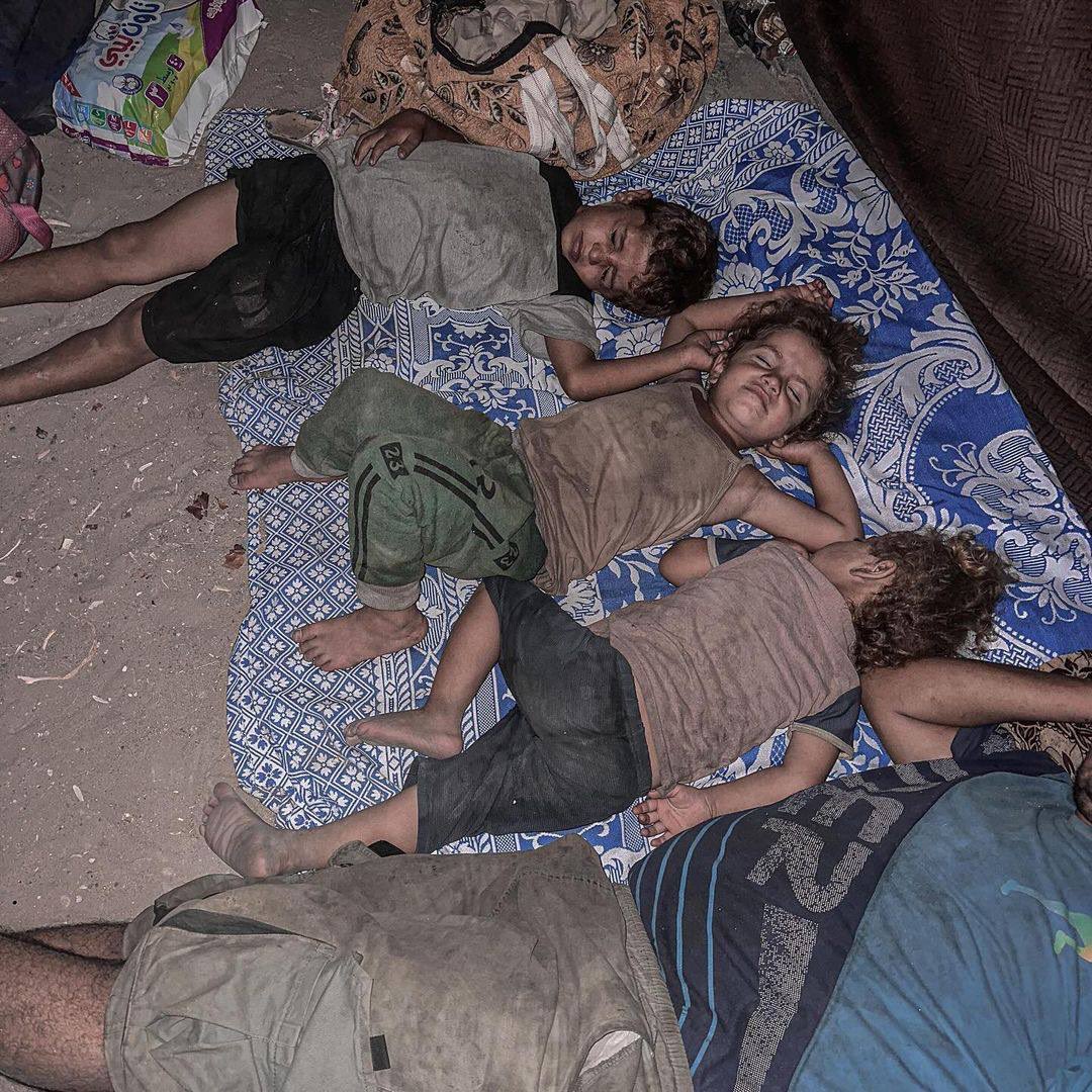 Palestinian Children Displaced in Khan Younis Sleep Outdoors