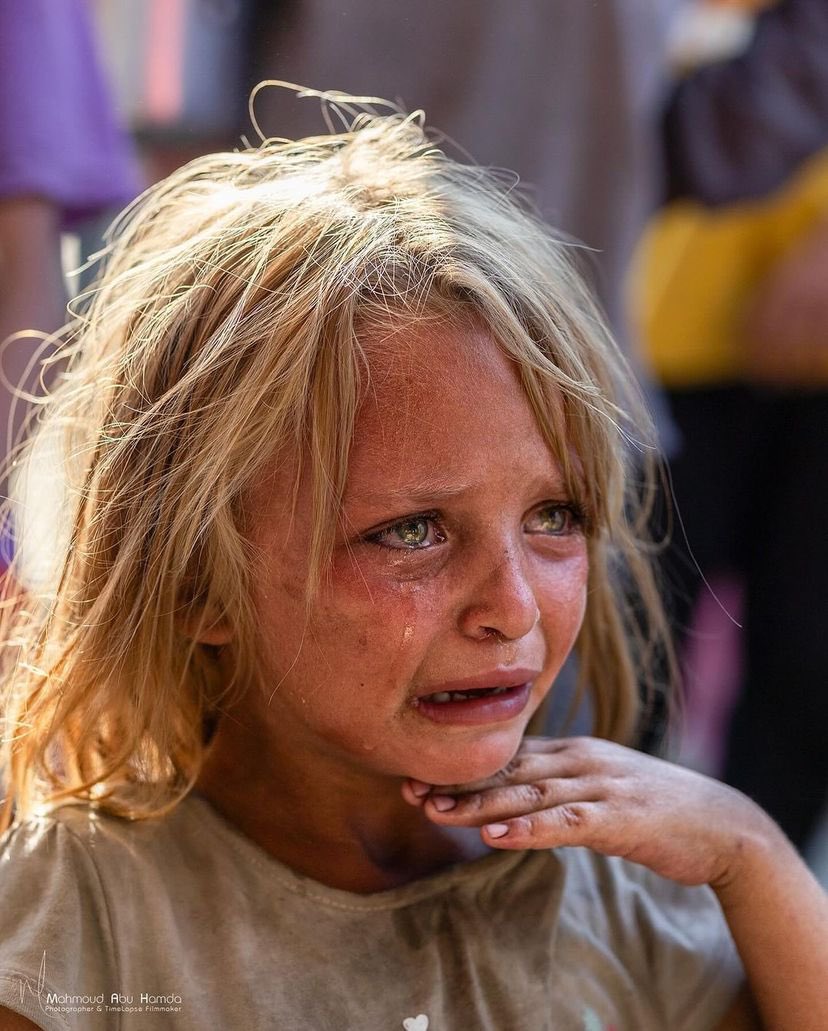 Child in Khan Younis food charity amid severe crowding