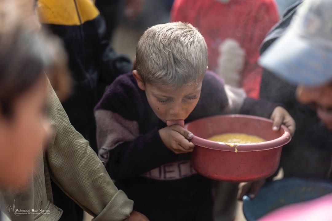 Children in Gaza seeking food at community kitchen