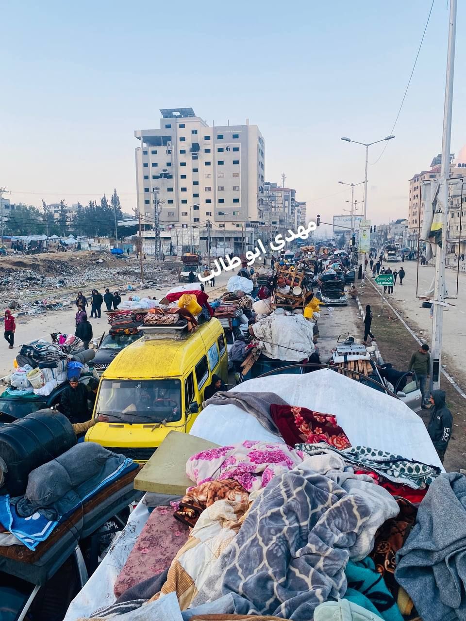 Palestinian vehicles return to northern Gaza under ceasefire
