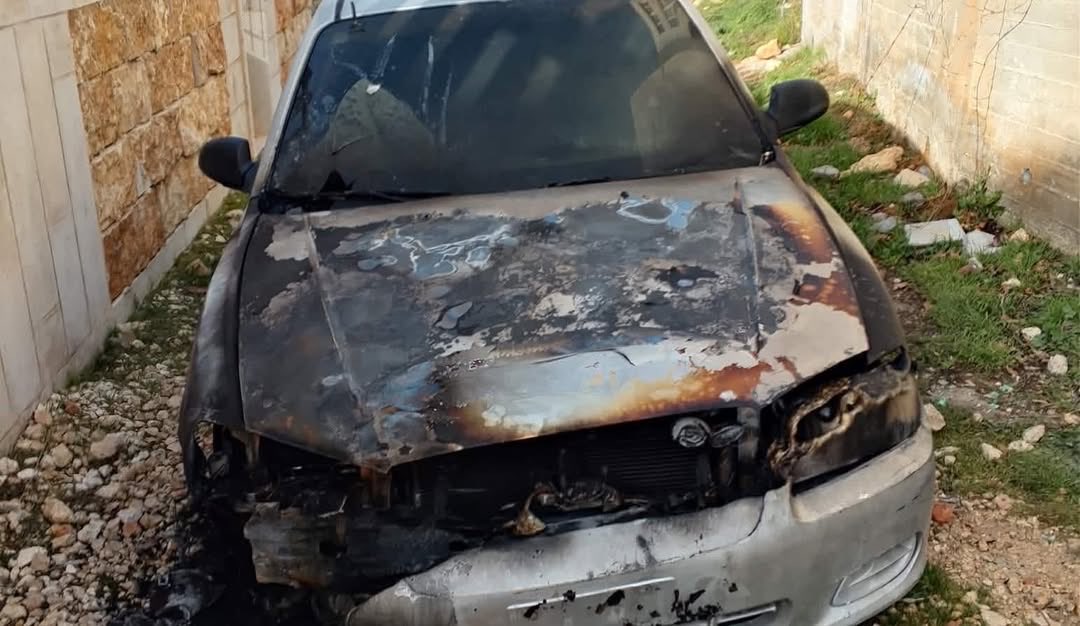 Settlers torch vehicles, spray racist graffiti in Beit Fajjar