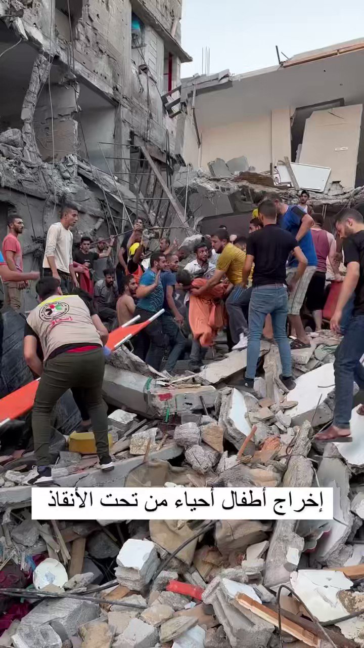 Palestinians rescue girls from rubble in Gaza