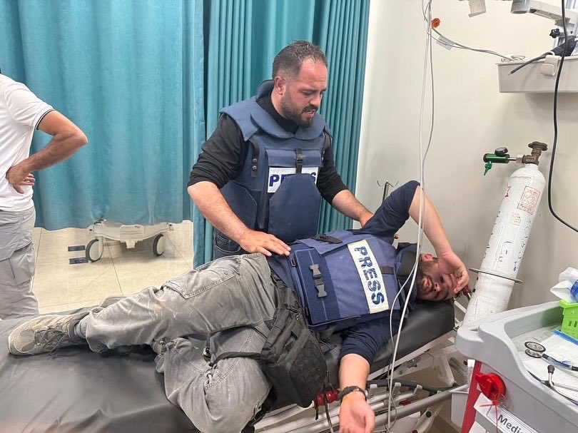 Settler attack injures Palestinians, journalists and paramedics in Beita