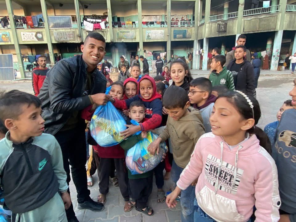 Young man helps displaced mothers find food during Gaza famine