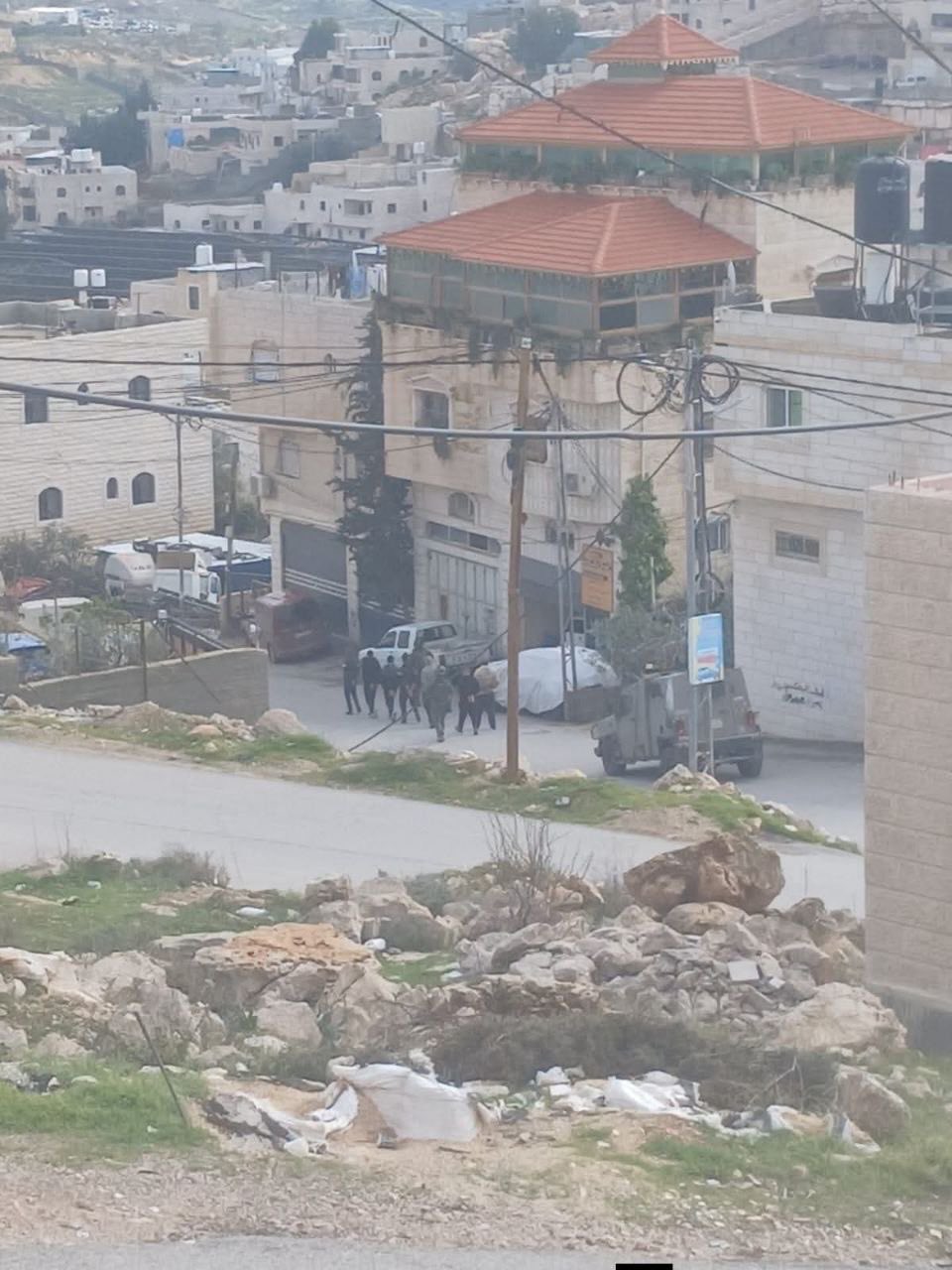 Israeli army closes southern Hebron amid raids and arrests