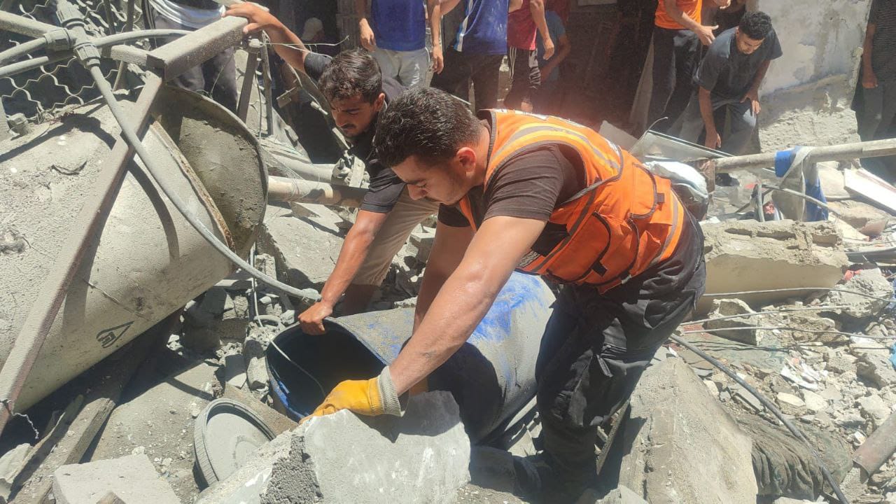 Civil Defense Retrieves Bodies After Israeli Strike on Gaza Family Home