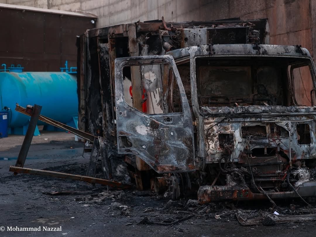 Settlers attack Al-Junaidi factory, burn trucks near Tulkarm