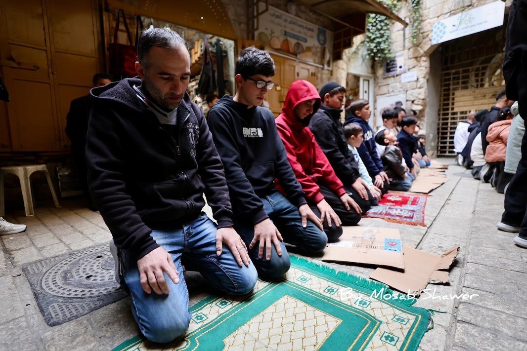 Worshippers barred from Ibrahimi Mosque pray at checkpoint in Hebron