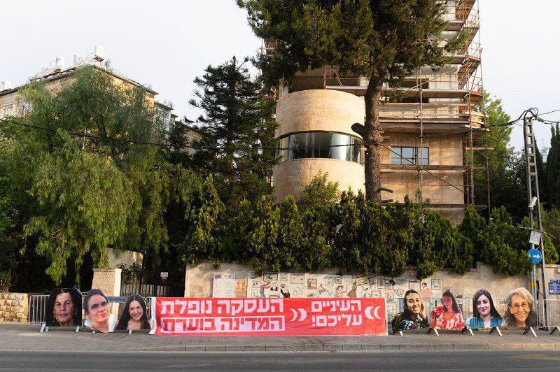 Women’s vigil at Netanyahu residence demands prisoner release
