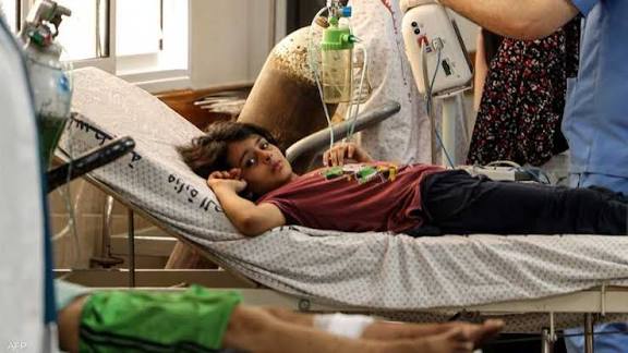 Gaza relief team distributes fruit to sick injured children