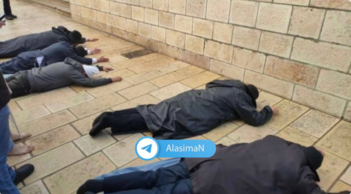 Israeli Settlers Perform Prostration During Al-Aqsa Mosque Incursion