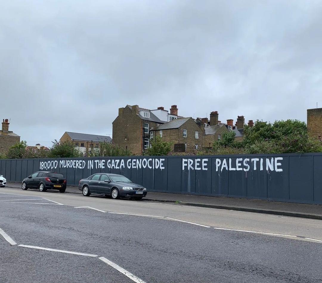 Graffiti in UK denounces Gaza genocide with 180,000 deaths