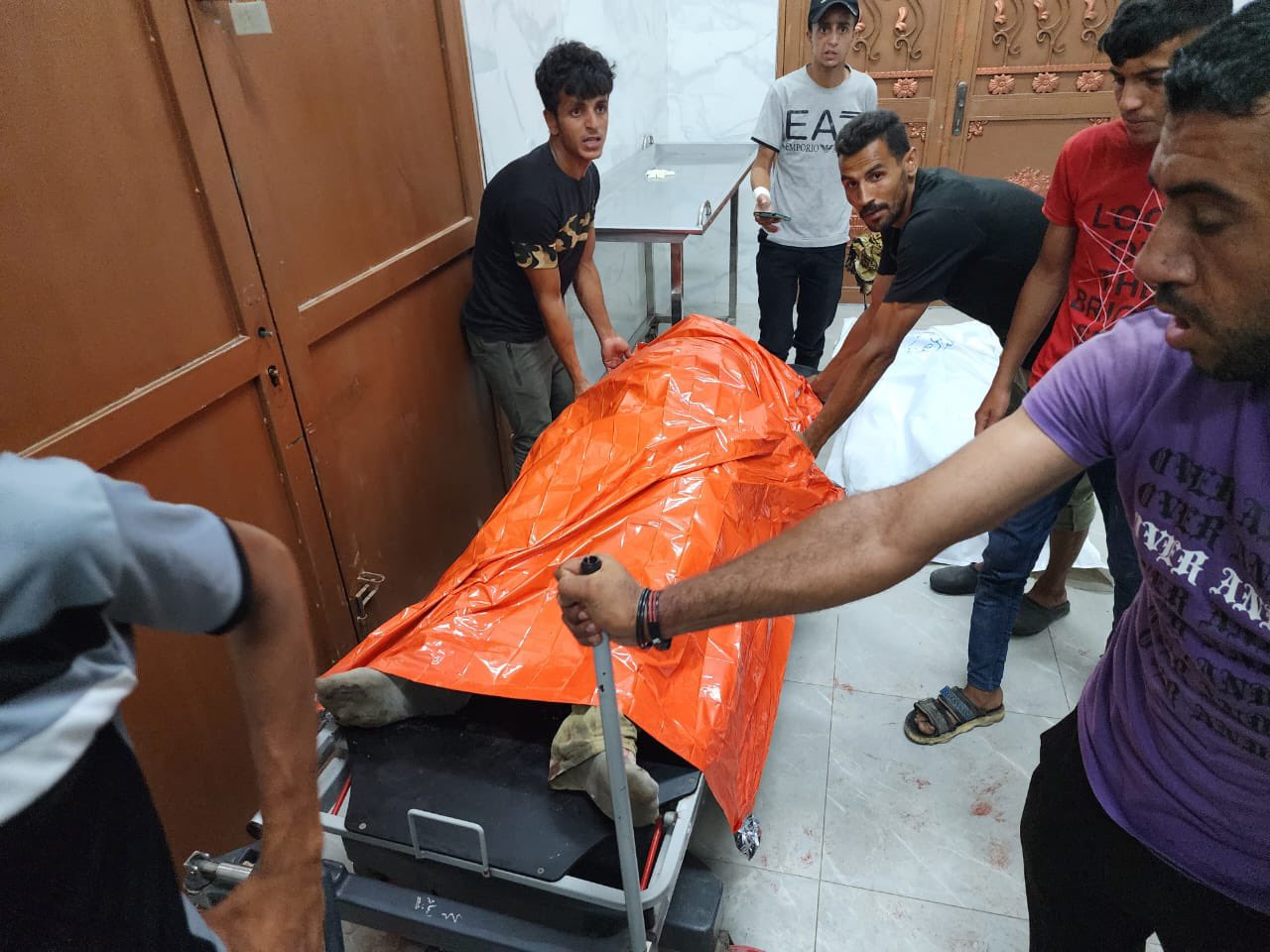Israeli bombing of aid convoys in Rafah kills civilians
