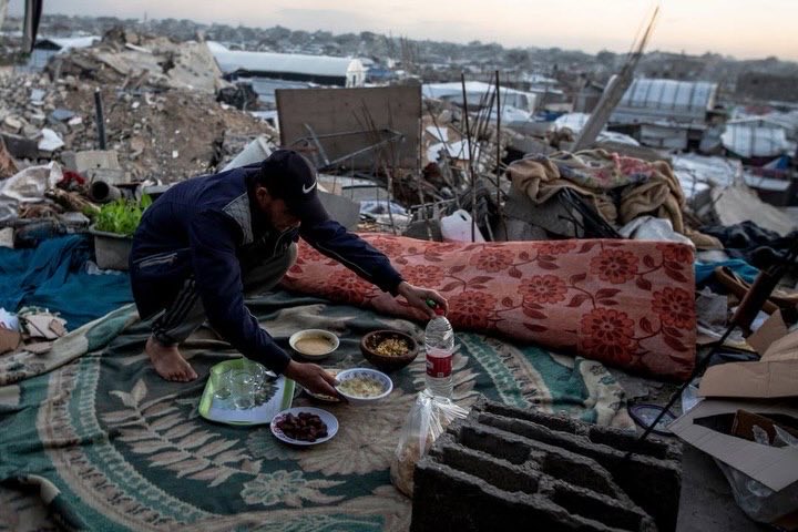 Family in Jabalia Keeps Ramadan Rituals Amid Ruins