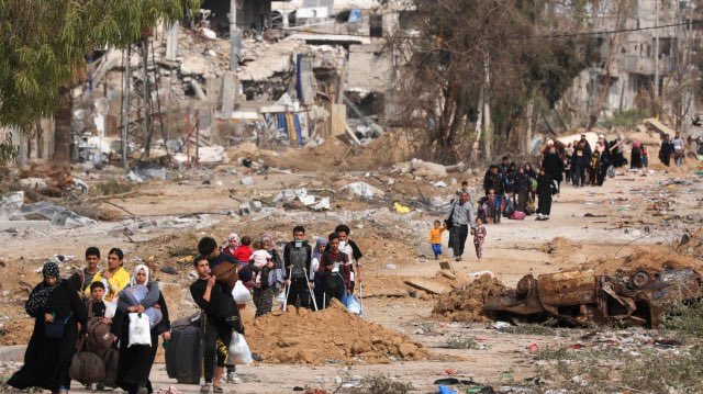 Civilians fleeing Al Shuja’yia and Al Tuffah with wounded and dead