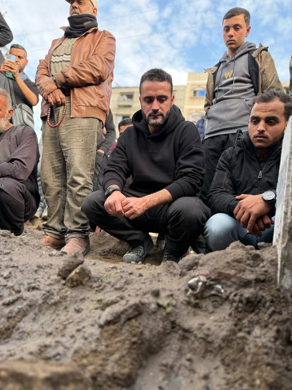 Journalist Hamdan Al-Dahdouh buries brother Omar’s body in Gaza