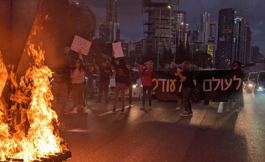 Israeli families block highway demanding hostage deal