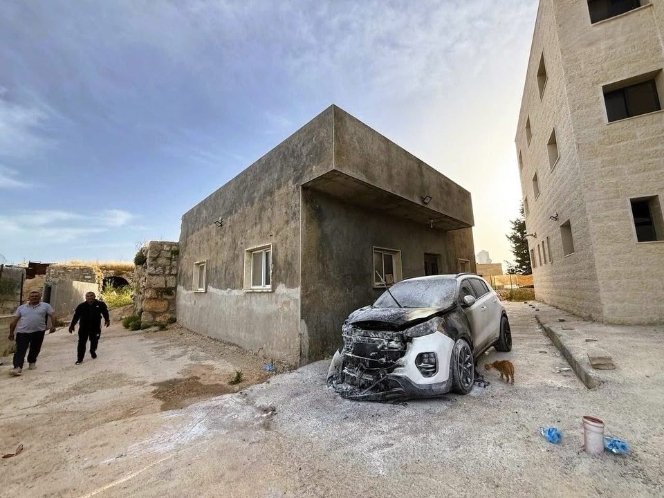 Settlers burn mosque and vehicles in Jibya, north of Ramallah