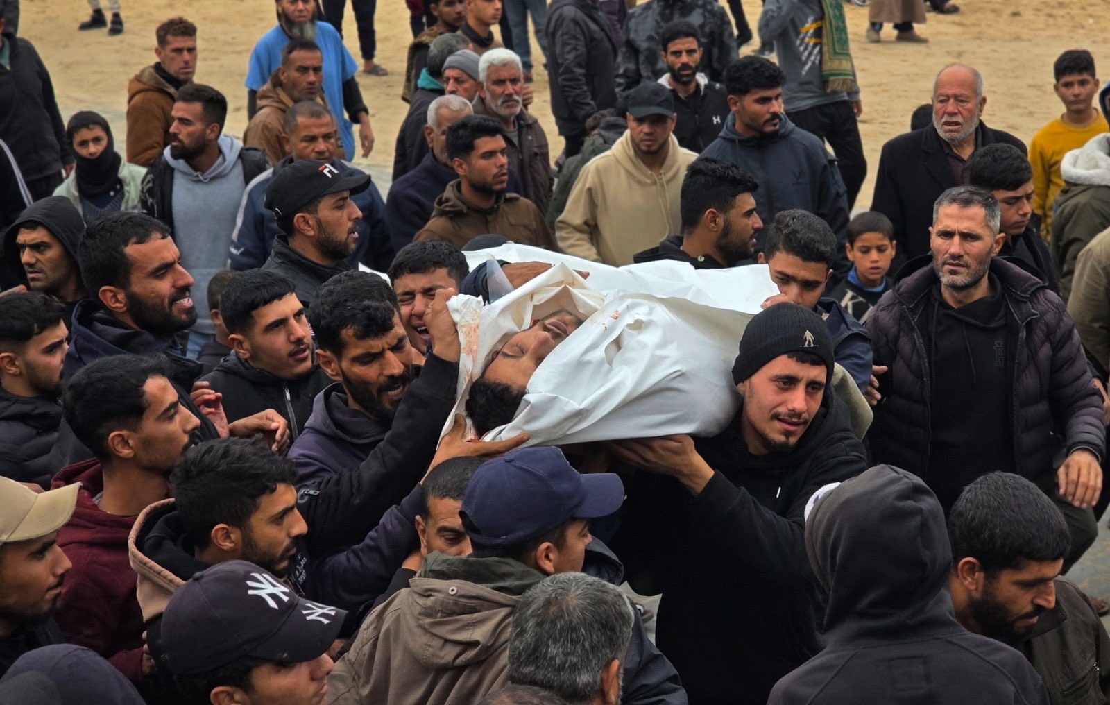 Israeli tank fire kills displaced person in Bani Suhaila Gaza
