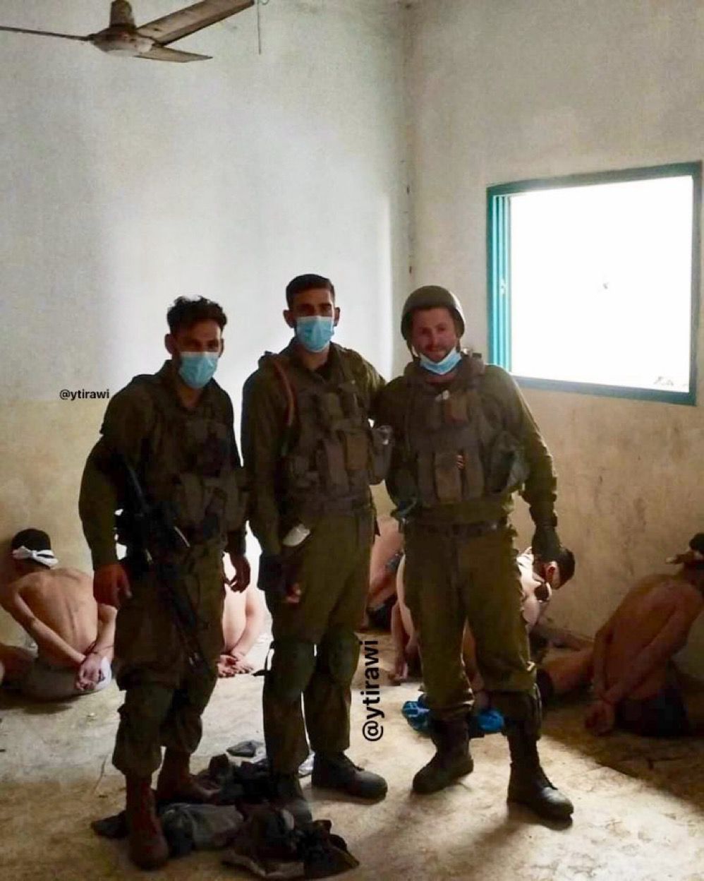Israeli soldiers with detained Palestinians from Khan Younis