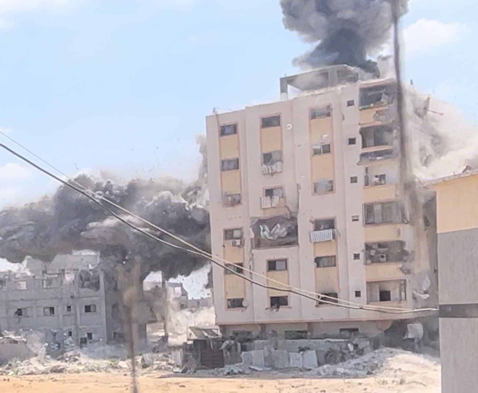 Israeli forces target Al Jenan building in Al Zaytoun Gaza