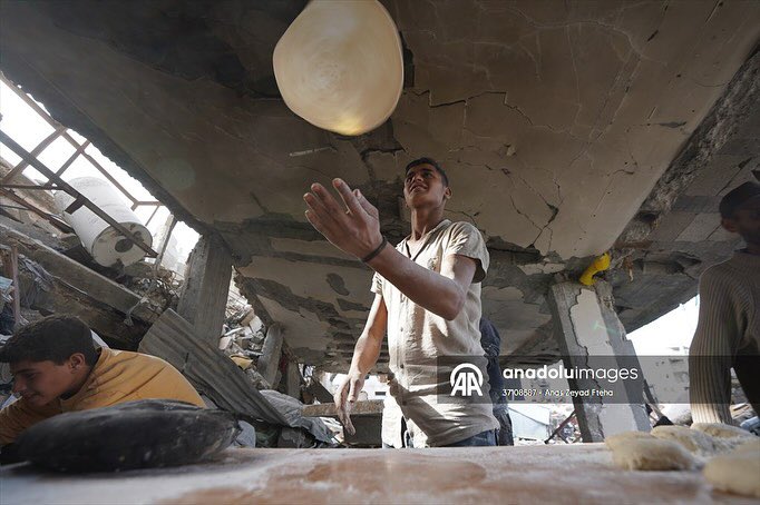 Palestinian Family Bakes Bread Amid Rubble in Gaza