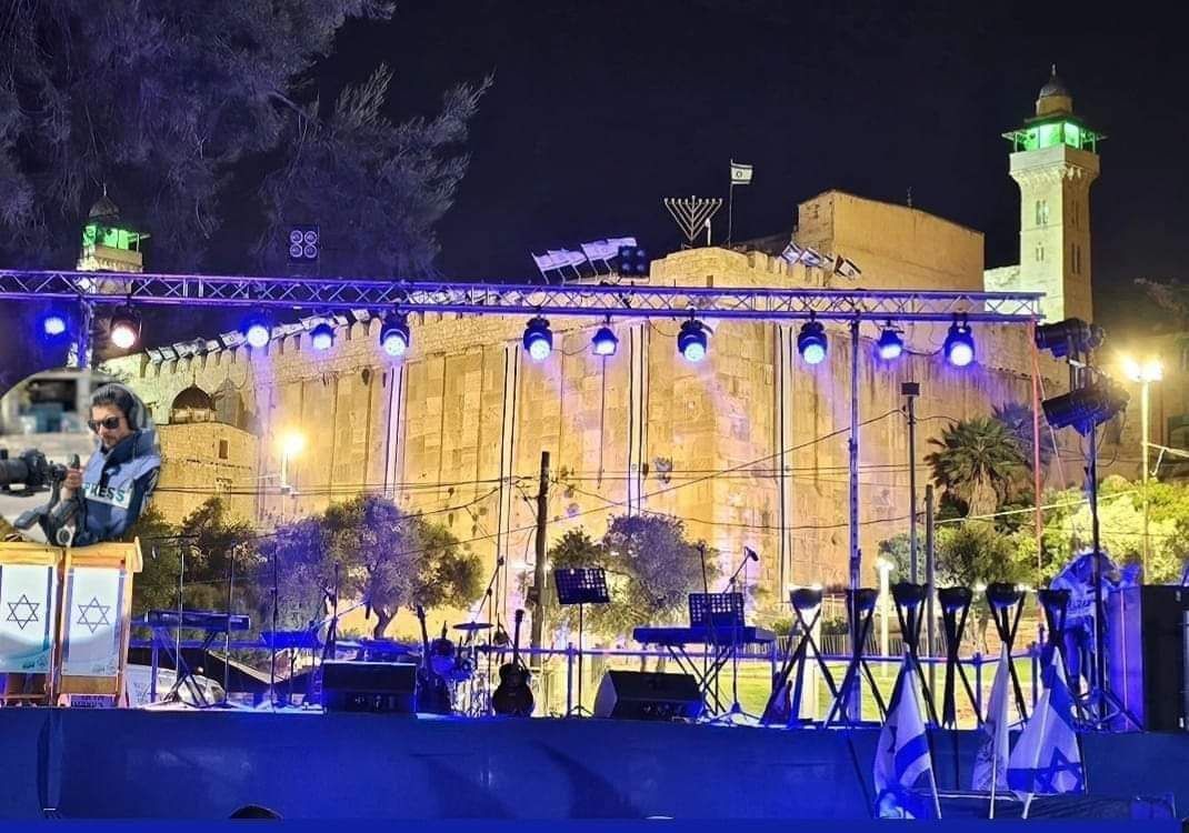 Israeli Settlers Display Flag at Hebron Mosque
