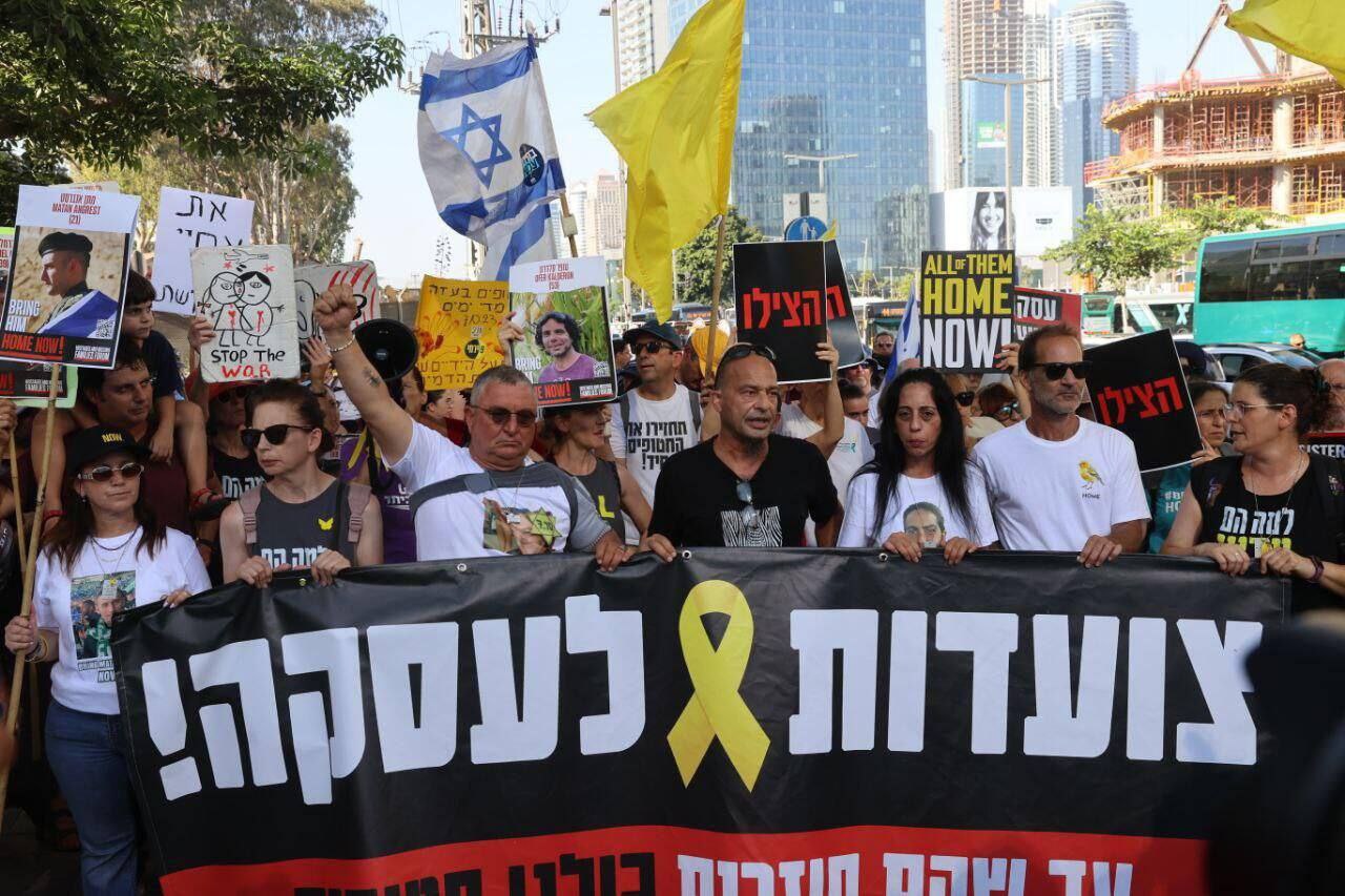 Israeli detainee families protest in Jaffa for prisoner swap deal