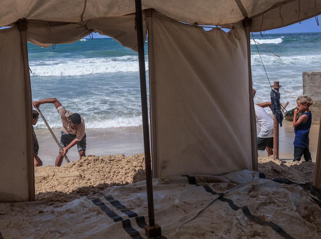 Palestinians in Khan Yunis Battle Rising Seas Threatening Tent Camps