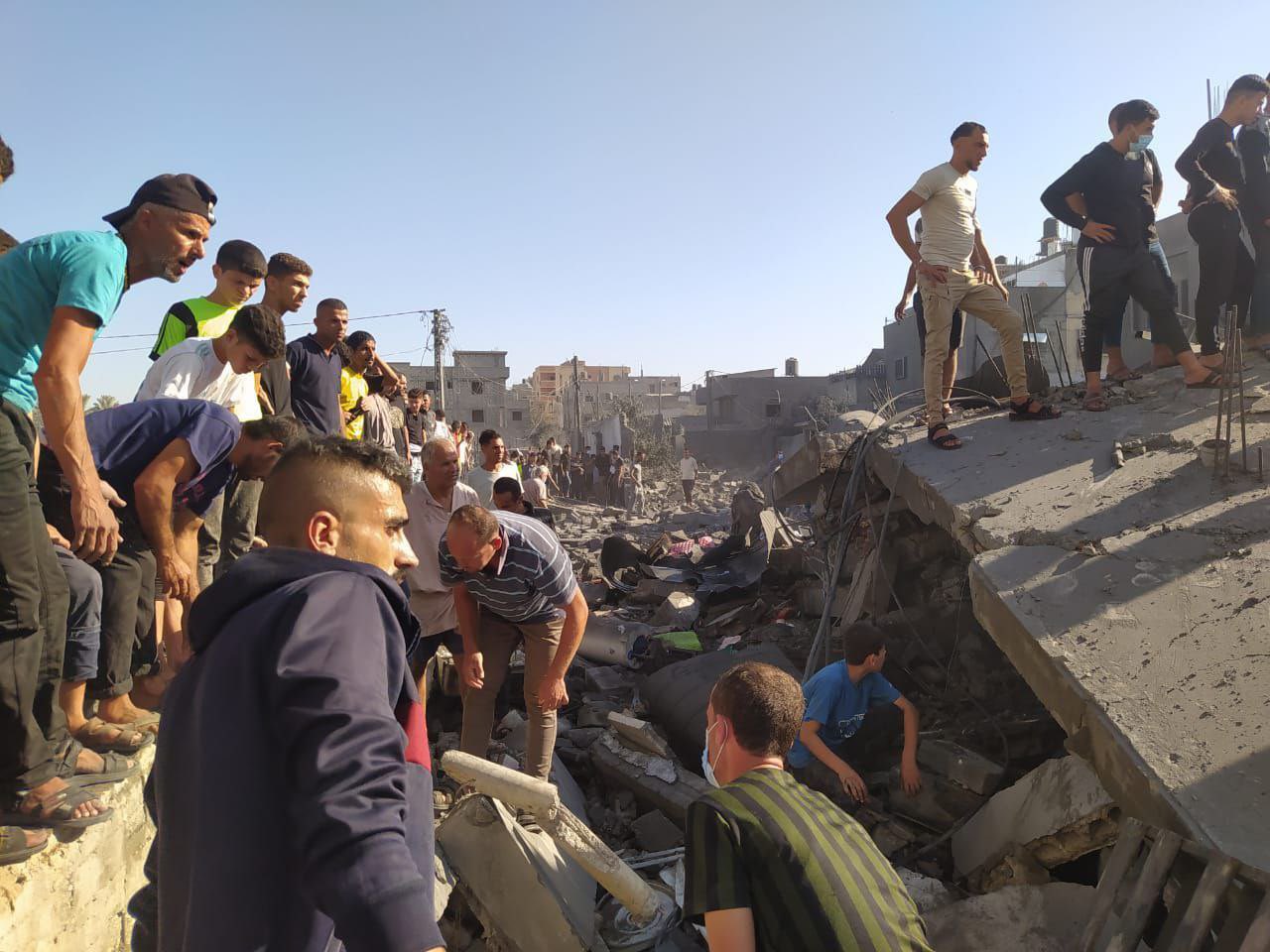 Israeli warplanes bomb house in Khan Yunis Gaza