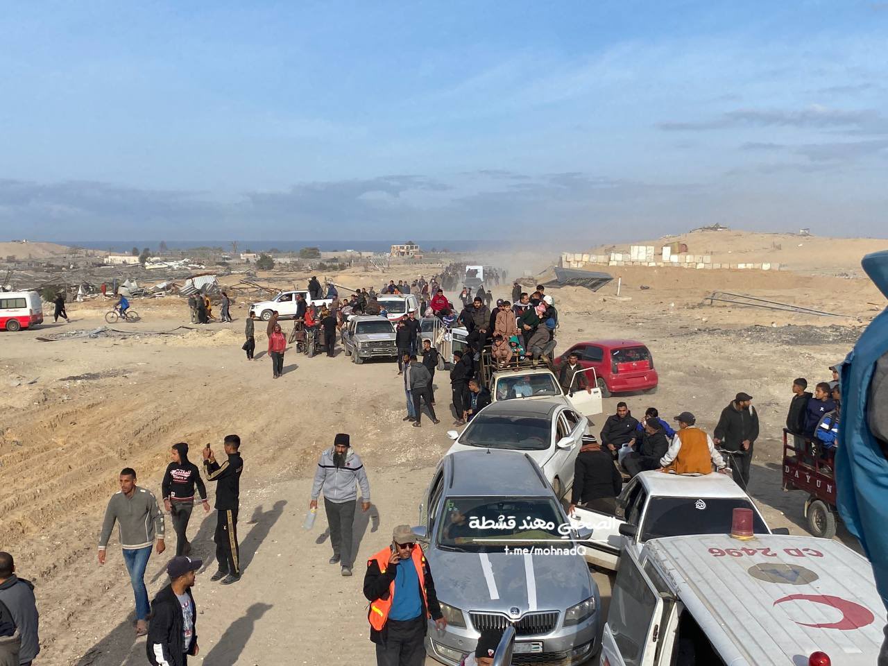Displaced Palestinians return to former homes in Gaza