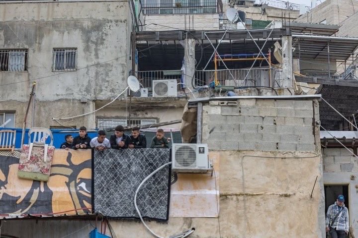 Israeli authorities, settlers displace families in Silwan