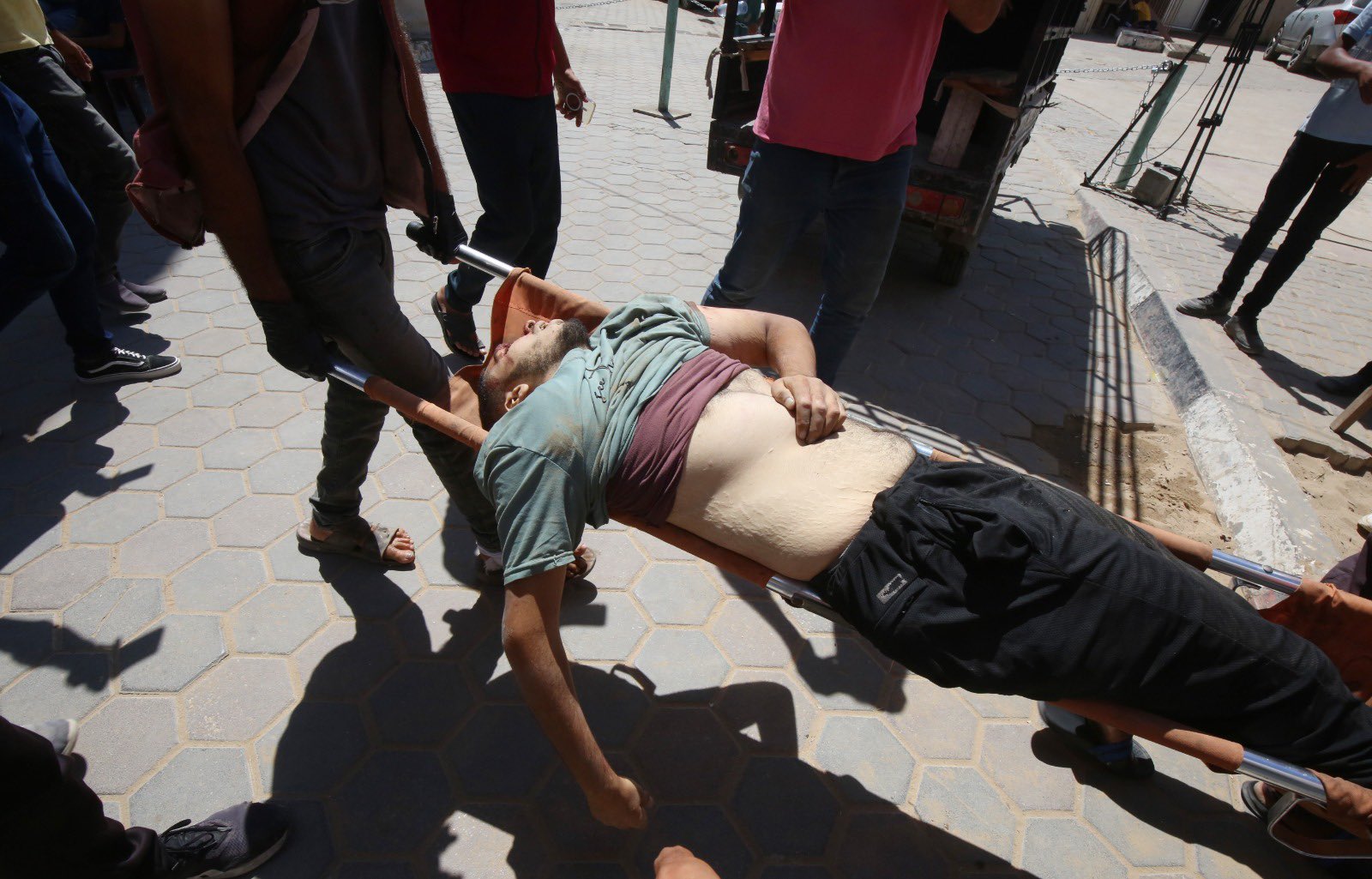 Israeli bombing of Al Zaytoun School shelter kills and wounds civilians