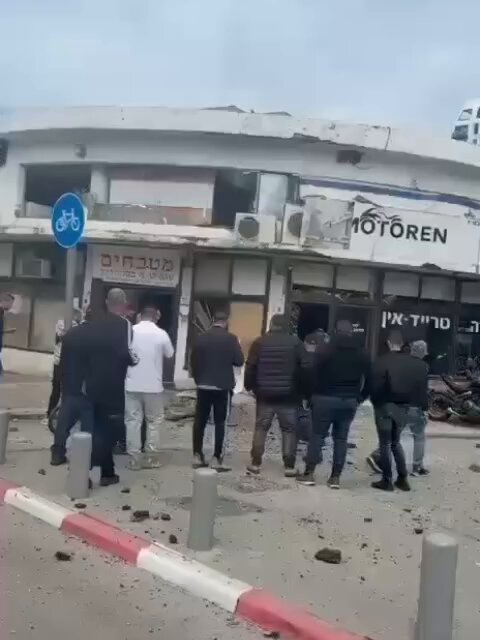 Iranian Missile Strikes Cause Destruction in Tel Aviv