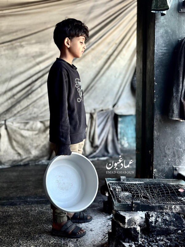 Northern Gaza child holds empty plate awaiting food aid