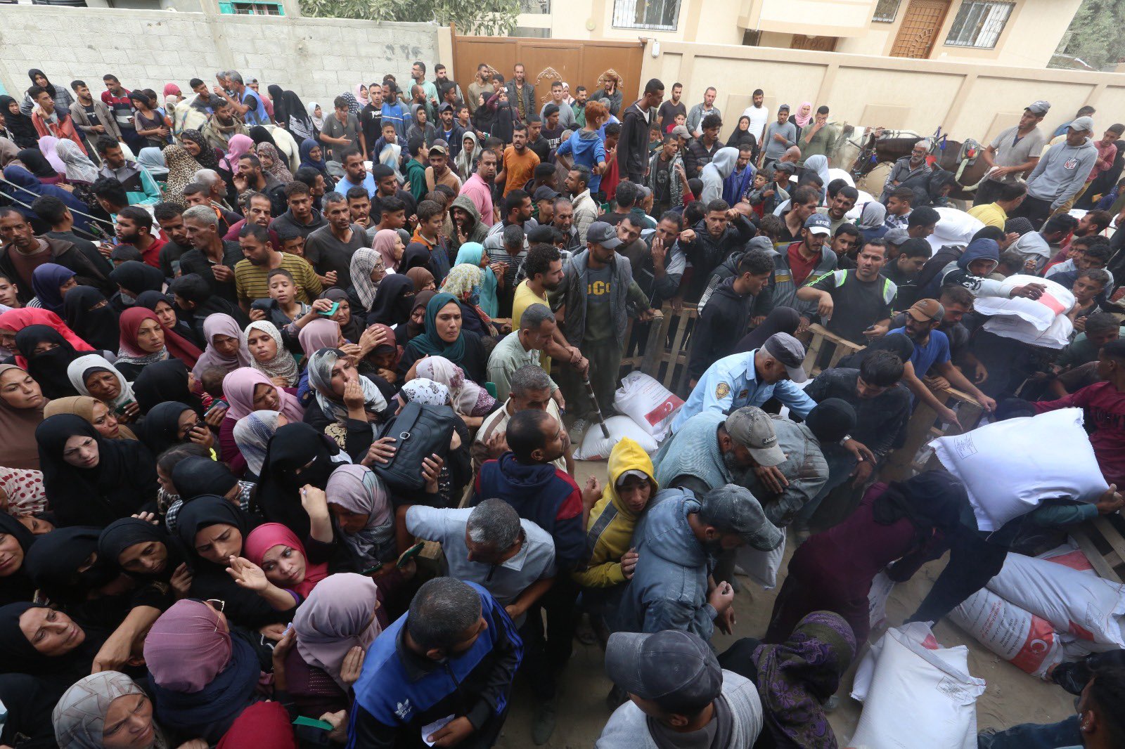 UNRWA Distributes Flour to Starving People