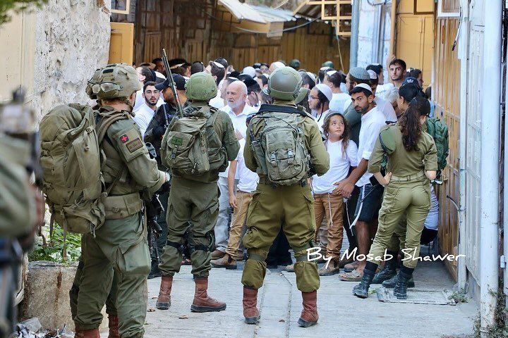Occupation restricts citizens’ movement during settlers’ march in Hebron