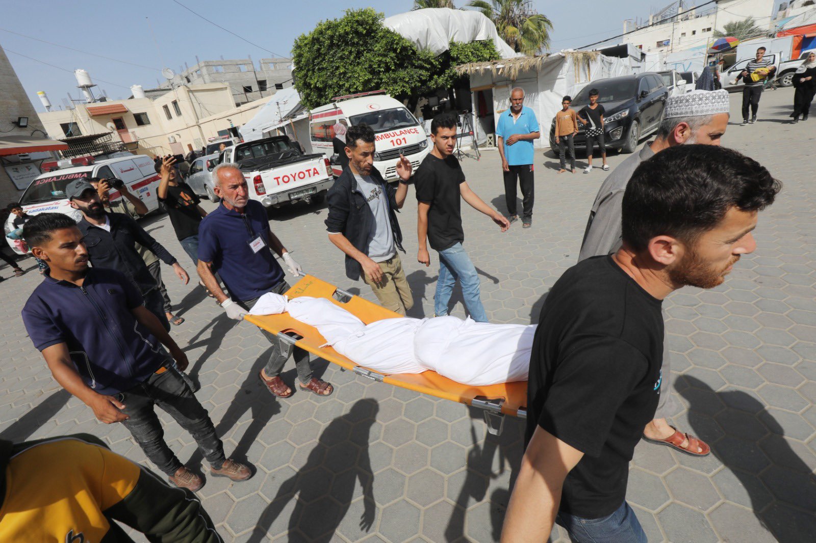 Israeli bombing kills and wounds in Al Nusairat refugee camp